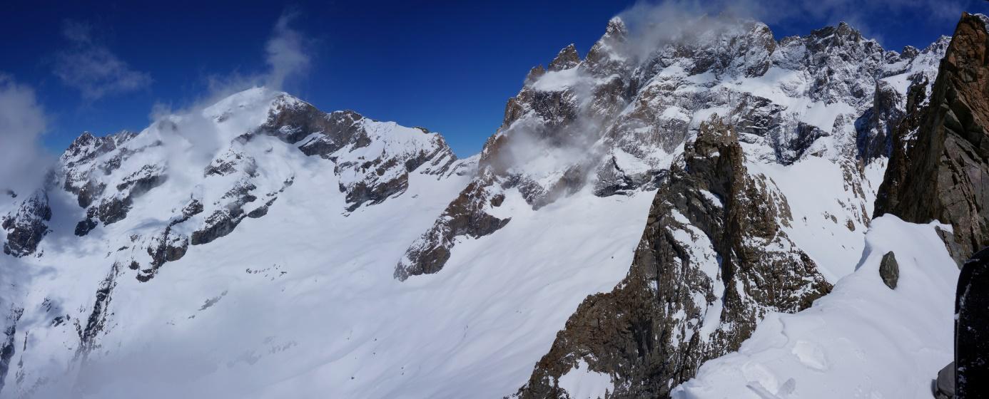 Tiefblick ins Becken unter der Meije